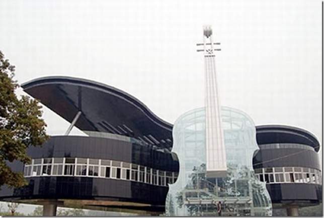 Архитектурный комплекс рояль и скрипка