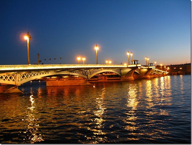 Благовещенский мост через Неву в Санкт-Петербурге