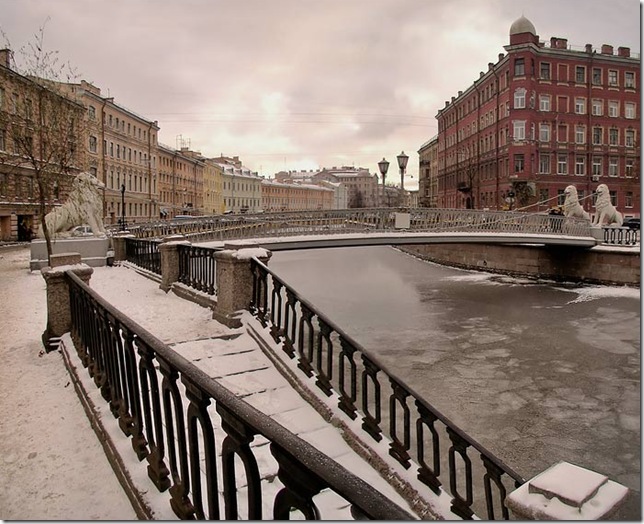 Львиный мост с чугунными львами в Санкт-Петербурге