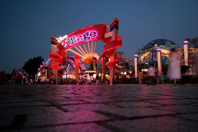 светящаяся арка на входе в Disney Village вечером