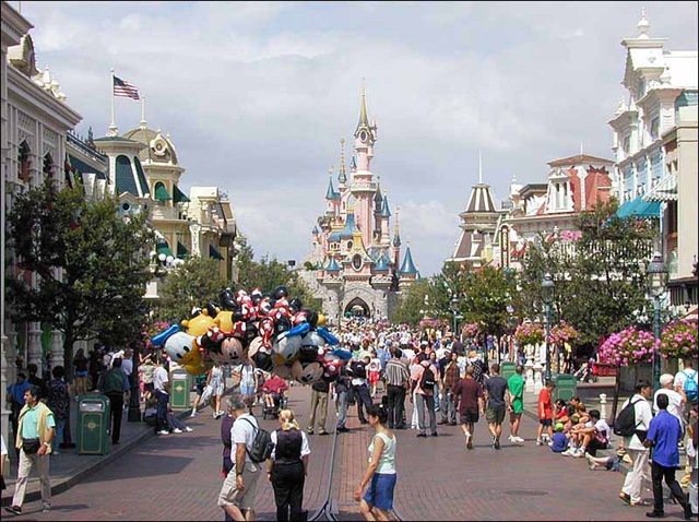 главная улица Main Street USA с замком в конце