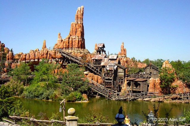 горка Big Thunder Mountain среди красных скал у воды