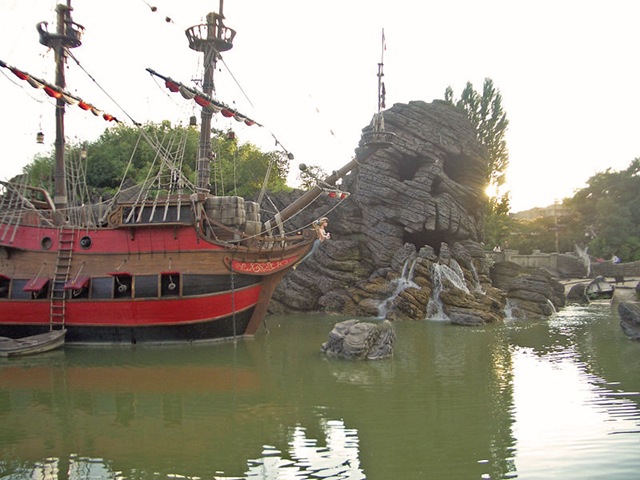 пиратский корабль у скалы с водопадом в Adventureland