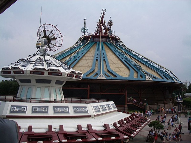 купол аттракциона Space Mountain в Discoveryland