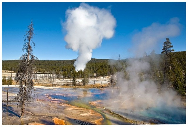 извержение гейзера Большой Фонтан в Йеллоустоне