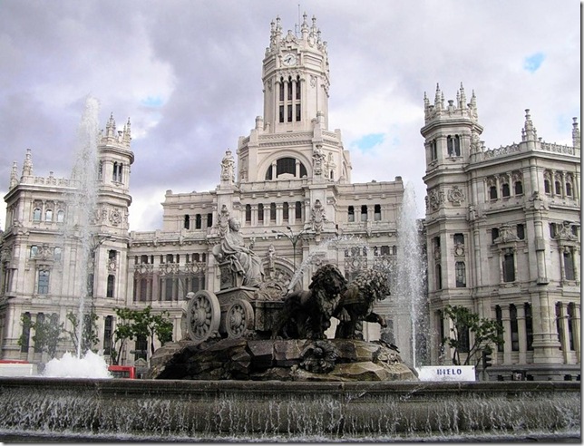 Фонтан Сибелес на площади Мадрида