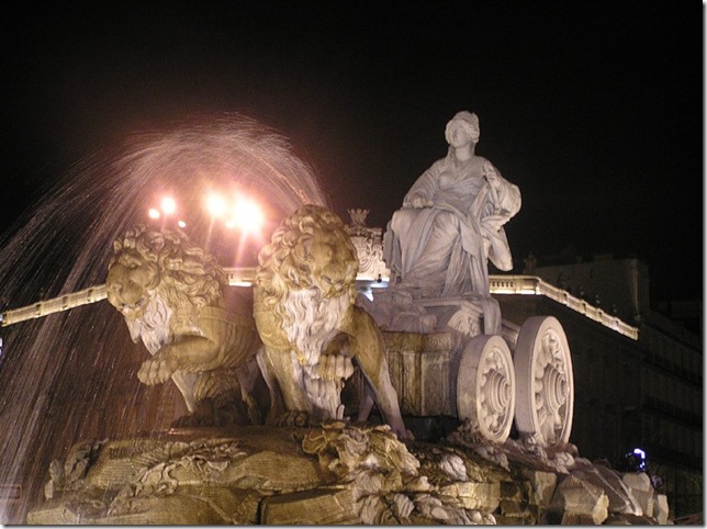 Вид с площади Сибелес на ворота Пуэрта-де-Алькала