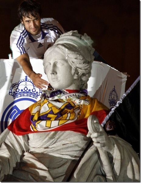 Капитан Реала Рауль у фонтана Сибелес после победы клуба