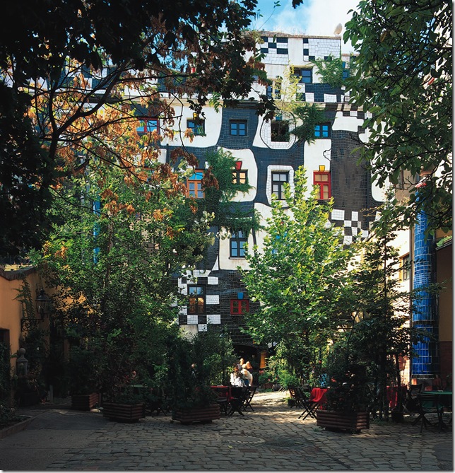 фасад музея KunstHausWien с мозаикой и зеленью