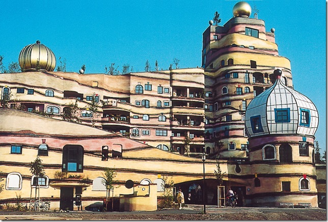 жилой комплекс Waldspirale в Дармштадте