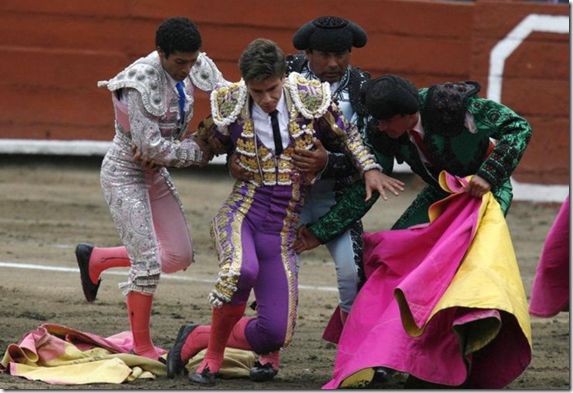 Почётный круг по арене: публика аплодирует