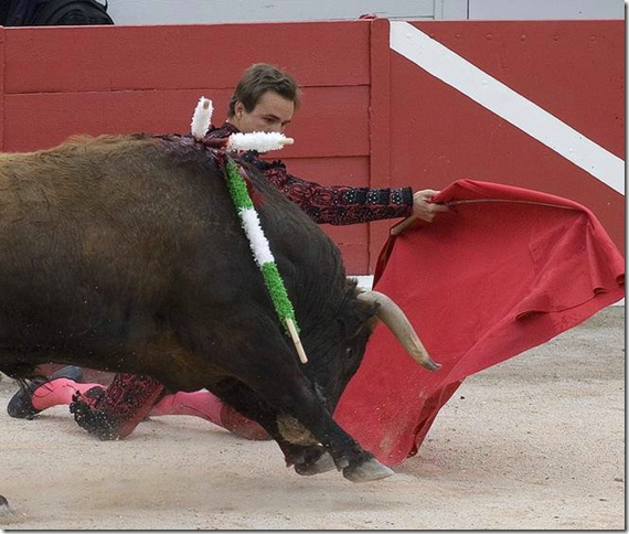 Момент решающего удара шпагой (estocada)