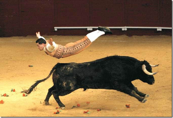 Работа бандерильеро вблизи от быка