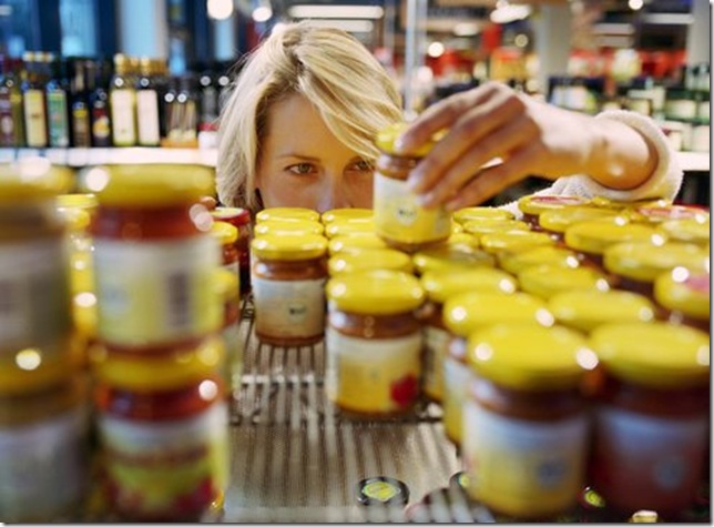 различные продукты питания и напитки с пищевыми добавками