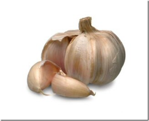 Чеснок на деревянной доске