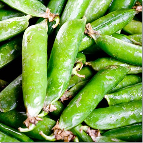 Свежий зеленый горох в стручках