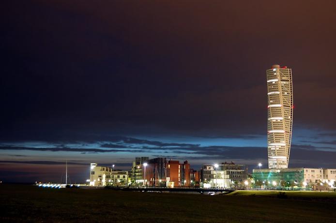 Turning Torso ночью над Мальмё подсвеченный небоскрёб Turning Torso ночью над Мальмё