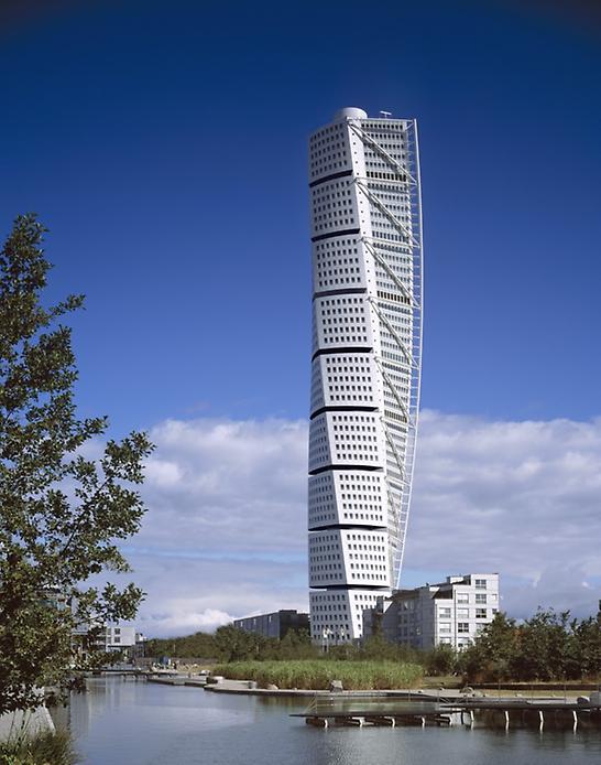 Turning Torso — вид снизу вверх вид снизу вверх на башню Turning Torso в Мальмё