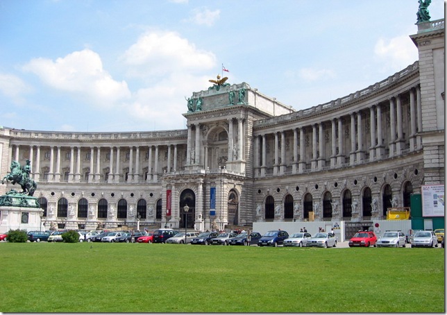 Фасад Neue Burg на Хельденплац