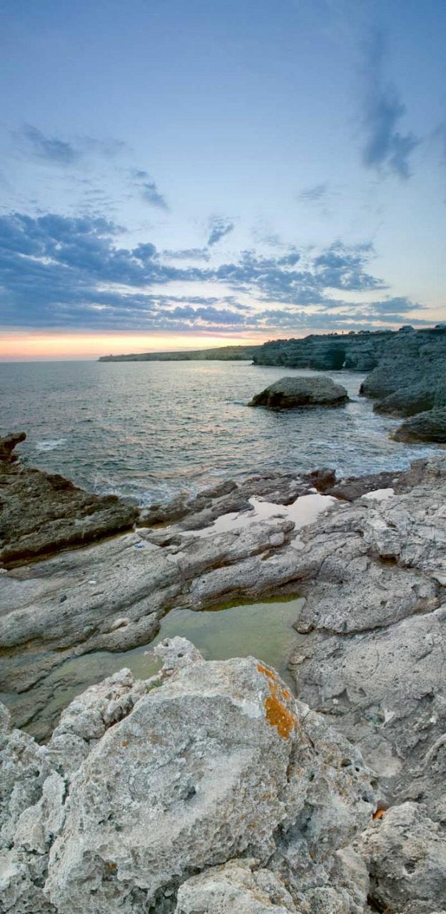 скалы Тарханкута у воды