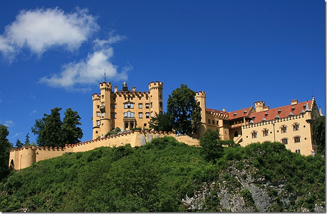 Вид на замок Хоэншвангау с озера