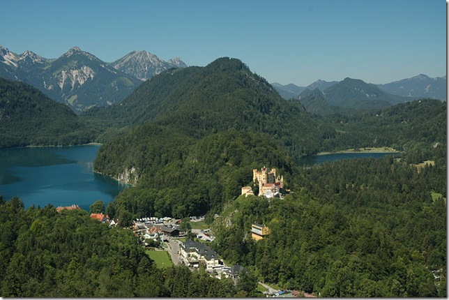 Панорама замка Хоэншвангау и деревни у подножия