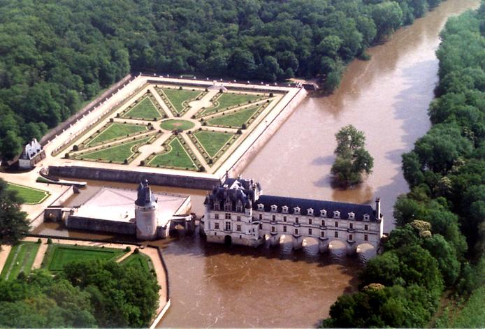 замок Шенонсо и сад Дианы на разлившейся реке, вид сверху