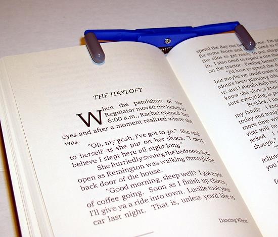 Книжный держатель FlipKlip в действии