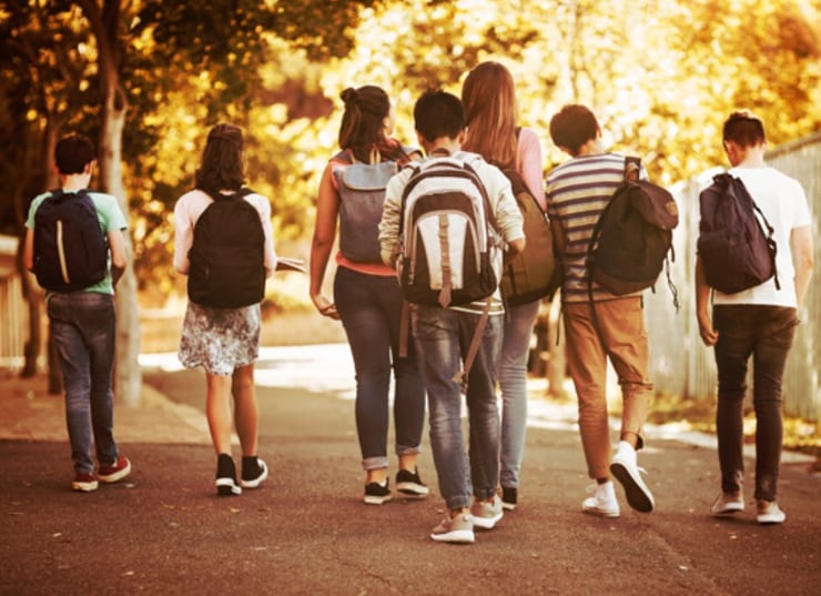 подростки идут со школы