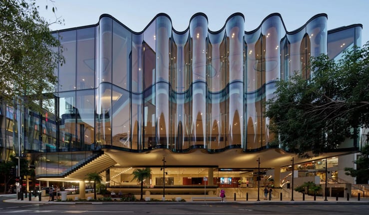 стеклянный фасад театра в Квинсленде