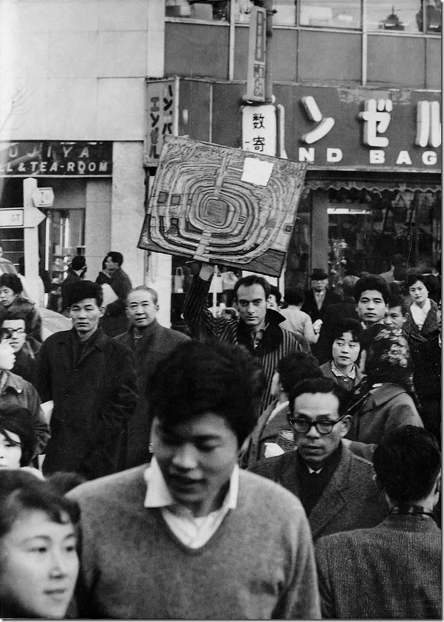 картина Хундертвассера над толпой на улице Токио, 1961