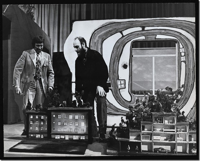 Хундертвассер с макетом домов в телестудии, 1972